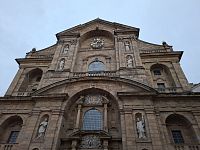 Impozantní je především fasáda, která podle mnohých připomíná Il Gesù v Římě.