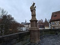 Jan Nepomucký sleduje stav vody v řece Regnitz, což je samozřejmě věc, které rozumí.