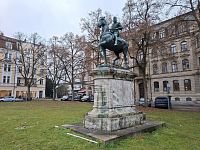 V každém městě by neměla chybět jezdecká socha. Na náměstí Schönleinsplatz je na koni Luitpold Prinzregent von Bayern.