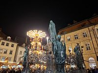 Náměstí Maximilianplatz a vánoční trhy u fontány Maximiliansbrunnen za dohledu bavorského krále Maxmiliána I. Josefa.