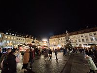 Vánoční trhy se přelévají i do okolních uliček. Prodávají tady kvalitní a hezké řemeslné výrobky za rozumné ceny.