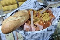 Z velké nabídky klobás volíme currywurst a opět jsme spokojeni.