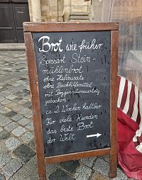 V době supermarketů a automatických pekárenských linek je pohlazením na duši objevit tuze zajímavý stánek s pečivem.