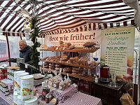 Rozhlížíme se a ochutnáváme jejich výrobky. Nakonec kupujeme Spessart Bauerbrot.