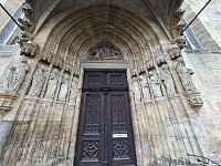 Při příchodu ke kostelu zaujme otevřený vestibul. Například bohatou sochařskou výzdobou „moudrých a pošetilých panen“.