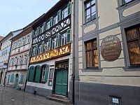 Kašna s pitnou vodou na ulici není, pilulky utišující žízeň také nikdo neprodává, tak jdeme dovnitř a objednáváme si pivo.