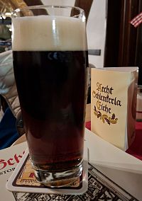 Rauchbier (nakuřované pivo) je místní specialita, kterou vaří ze sladu sušeného nad bukovým dřevem.