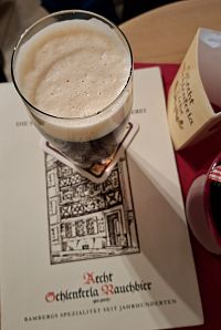 Chutná jako uzený nápoj nebo pivo bumbané u kouře táborového ohně, ale není problém v něm nalézt zajímavou chuť.