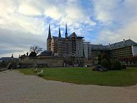 Klášter Michaelsberg je v rekonstrukci. Kdy bude stavba dokončena ukazuje informační tabule s časomírou.