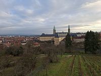 Nedaleko se vyjímá nepřehlédnutelná stavba, Bamberský dóm nazývaný též Katedrálou sv. Petra a sv. Jiří.