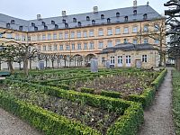 Ty budky neslouží zahradníkům pro jejich potřebu, ale ukrývají před nepřízní počasí pískovcové sochy.