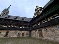 Starý dvůr neboli Alte Hofhaltung, historický komplex budov s kořeny sahajícími až do 11. století.