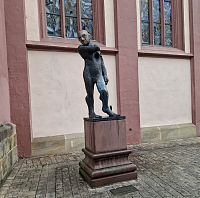 Apollón s malou lyrou u nohou vedle kostela svaté Alžběty.