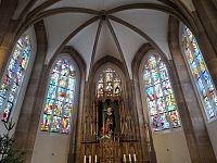 Markus Lüpertz je také autorem osmi vitráží v oknech zmíněného svatostánku.