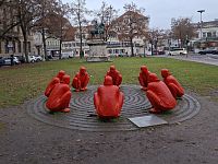 Pod uměleckým dílem na náměstí Schönleinsplatz je podepsán čínský umělec Wang Shugang.