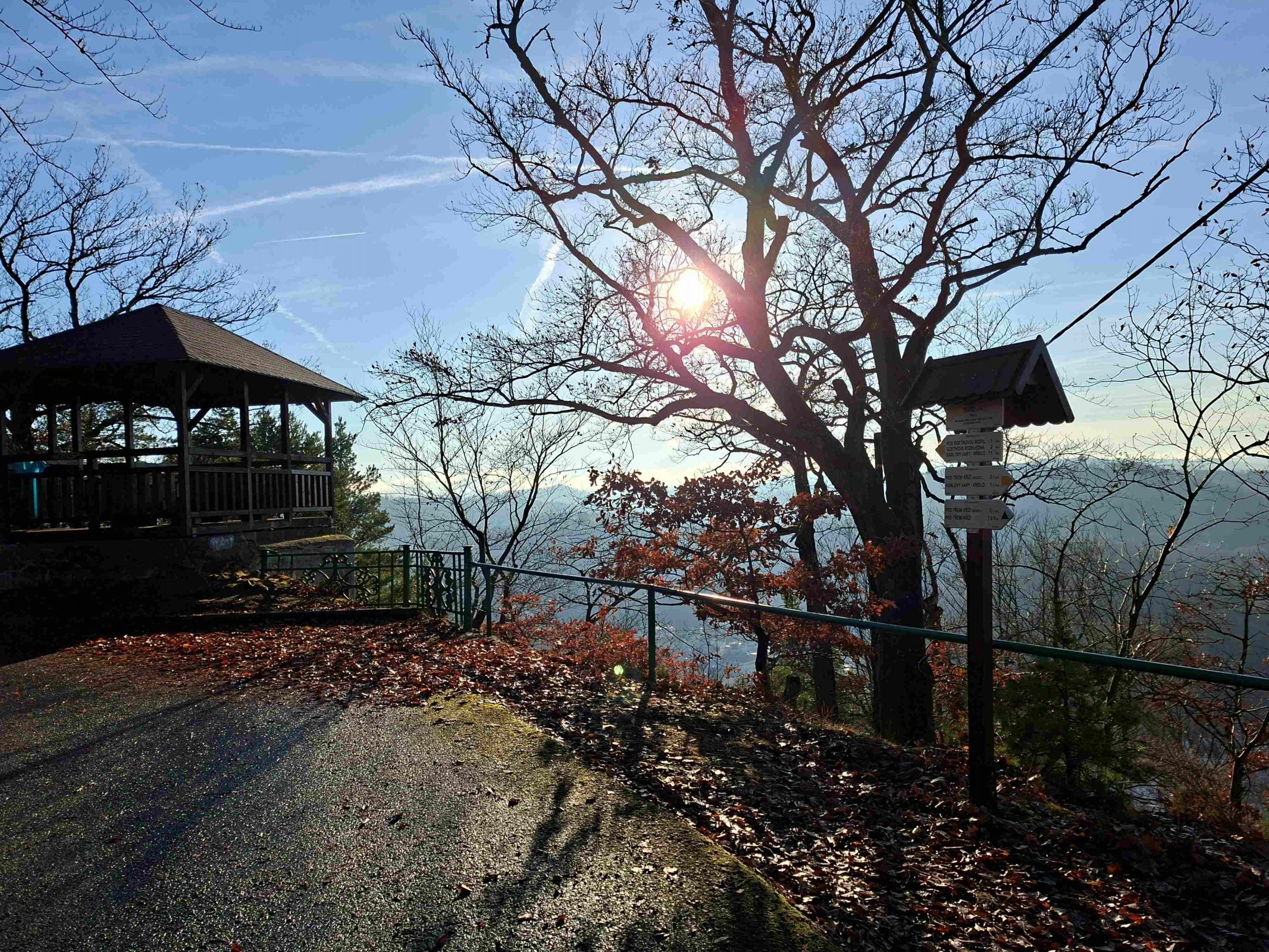 Turistické rozcestí u vyhlídky Tři kříže