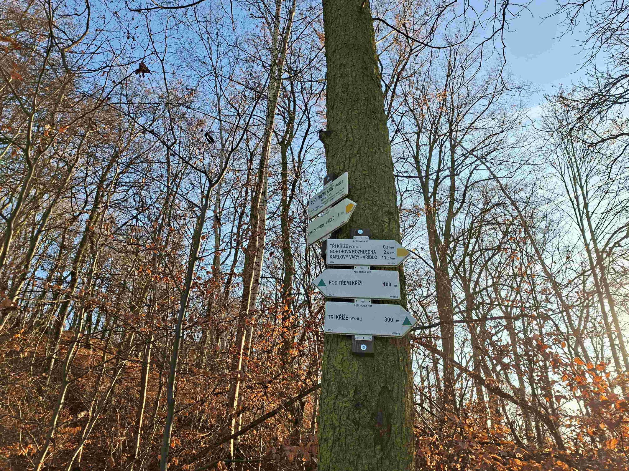 Turistické rozcestí u vyhlídkového altánu Camera obscura
