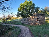 Návrší Hrádek a zřícenina středověké bašty