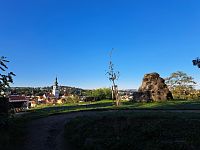 Návrší Hrádek a zřícenina středověké bašty