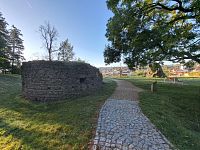 Návrší Hrádek a zřícenina středověké bašty