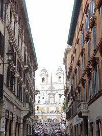 Všechny cesty vedou do Říma a kostel Trinitá dei Monti