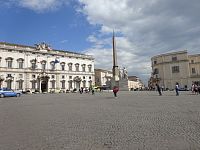 Všechny cesty vedou do Říma a Quirinal obelisk