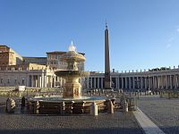 Všechny cesty vedou do Říma a jedno slavné náměstí kousek za hranicemi (Piazza San Pietro)