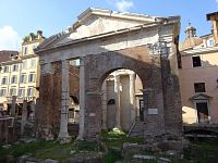 Všechny cesty vedou do Říma a Chiesa di Sant'Angelo in Pescheria