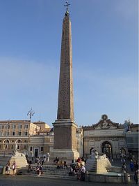 Všechny cesty vedou do Říma a fontána Piazza del Popolo u obelisku