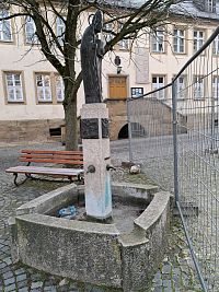 Kašna s biskupem u kostela St. Kilian und Georg