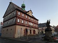 Historická budova radnice a Jan z Nepomuka