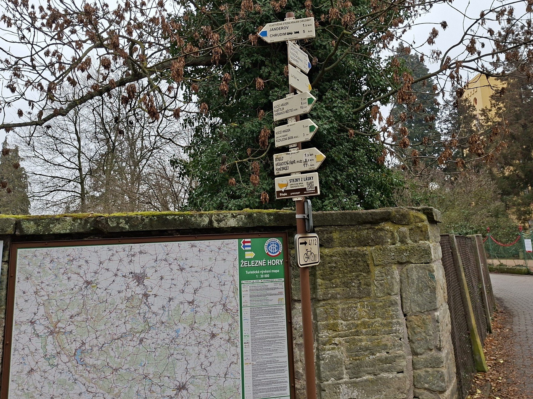 Turistický rozcestník u kostela sv. Martina ve Slatiňanech