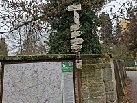 Turistický rozcestník u kostela sv. Martina ve Slatiňanech