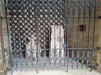 Náhrobní plastiky u kostela sv. Martina ve Slatiňanech