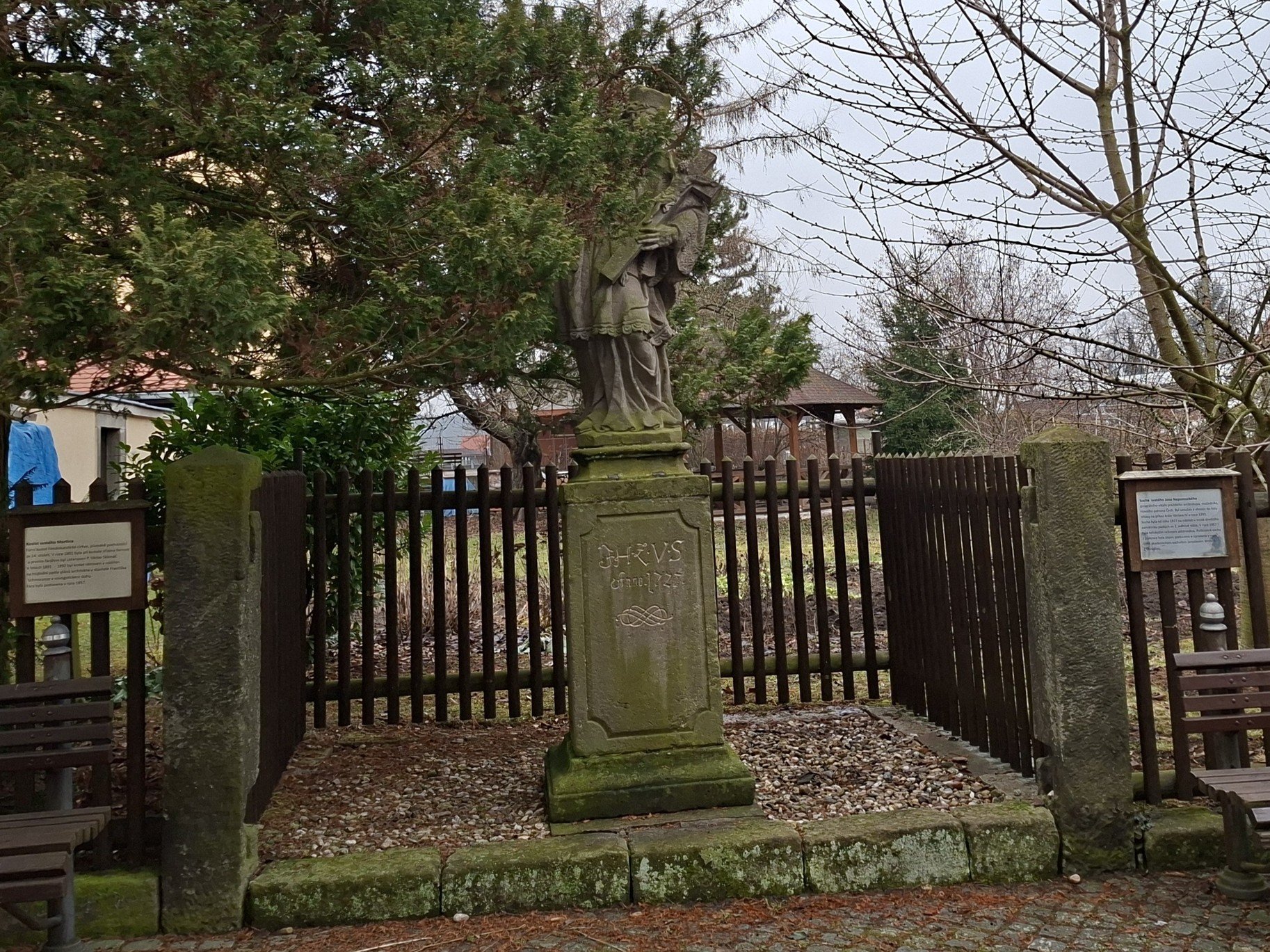 Svatý Jan Nepomucký u kostela sv. Martina ve Slatiňanech