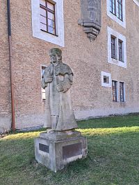 Pískovcová socha Arnošta z Pardubic