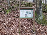 Turistický ukazatel Na Bučině v Přírodním parku Bobrava
