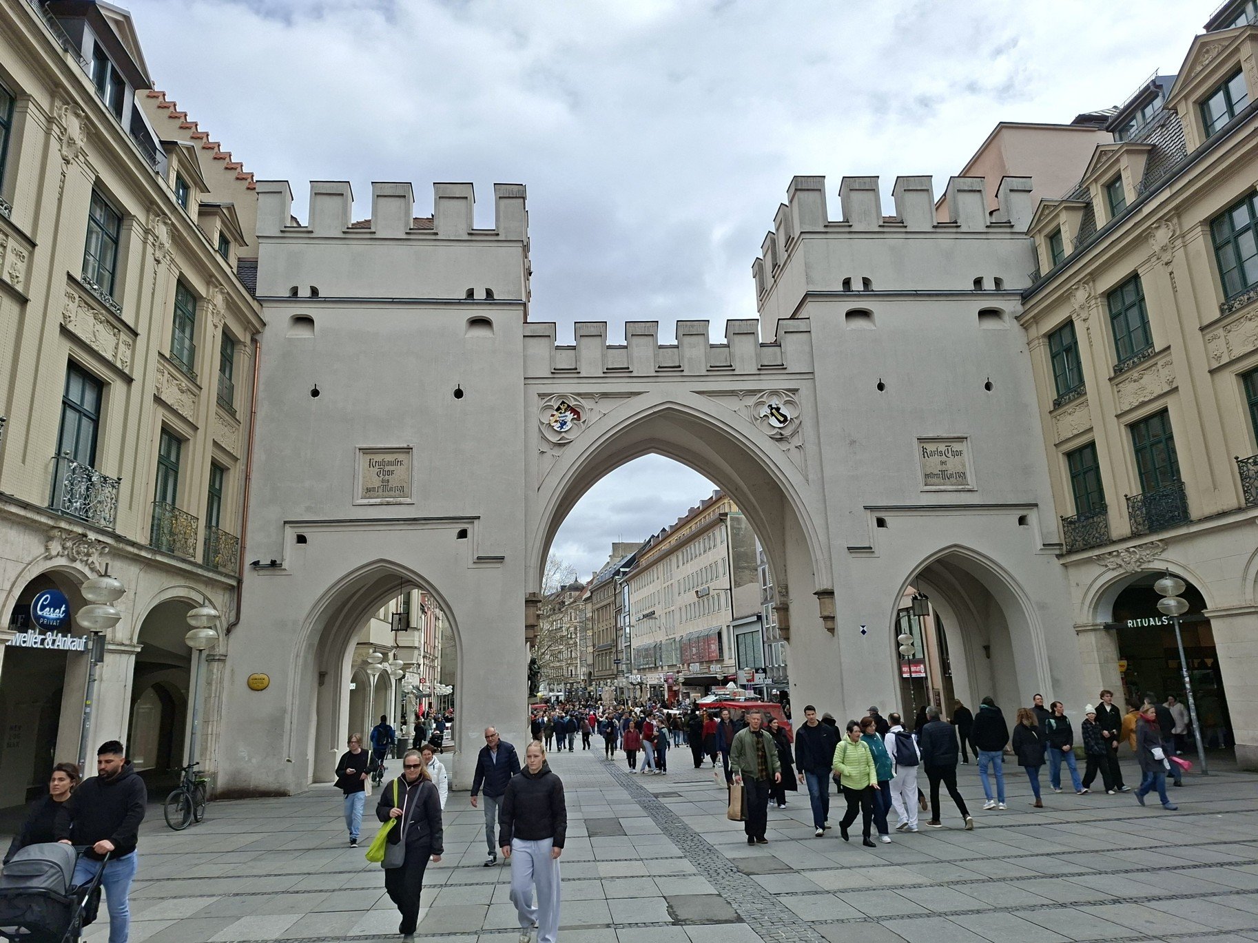 Obrázky z neněmeckého Mnichova a náměstí Stachus nebo Karlsplatz