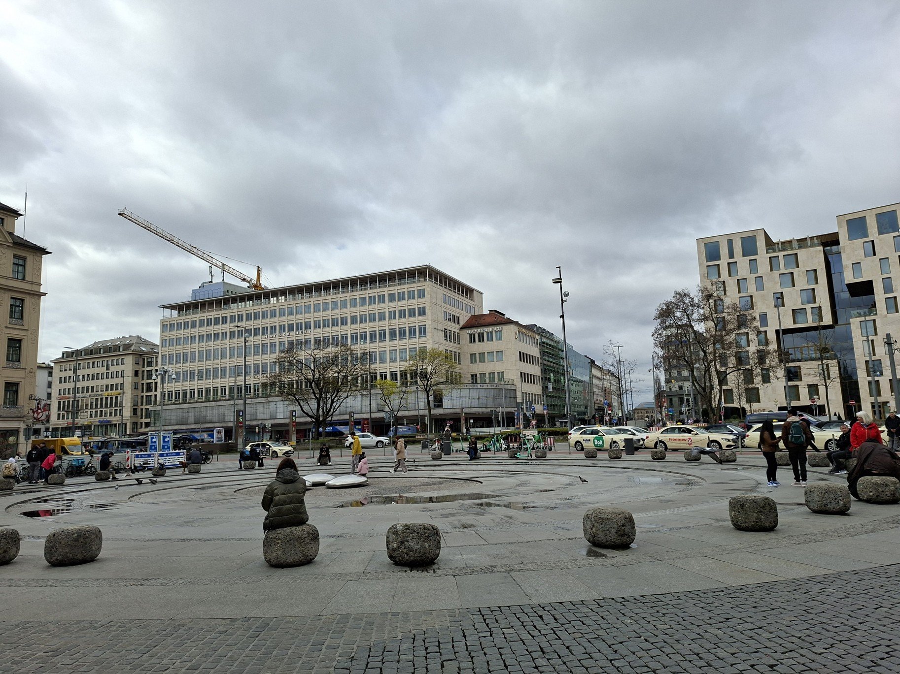 Obrázky z neněmeckého Mnichova a kašna na náměstí Stachus nebo Karlsplatz