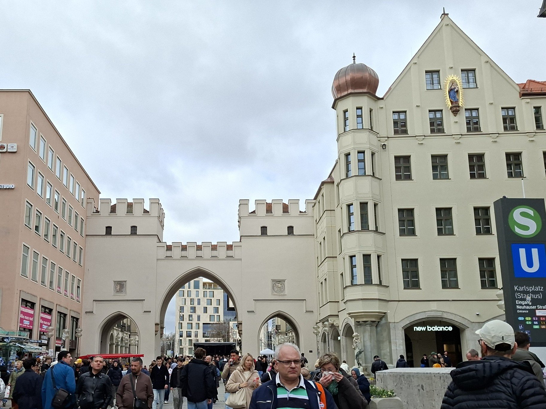 Obrázky z neněmeckého Mnichova a Karlstor na náměstí Karlsplatz