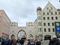 Obrázky z neněmeckého Mnichova a Karlstor na náměstí Karlsplatz