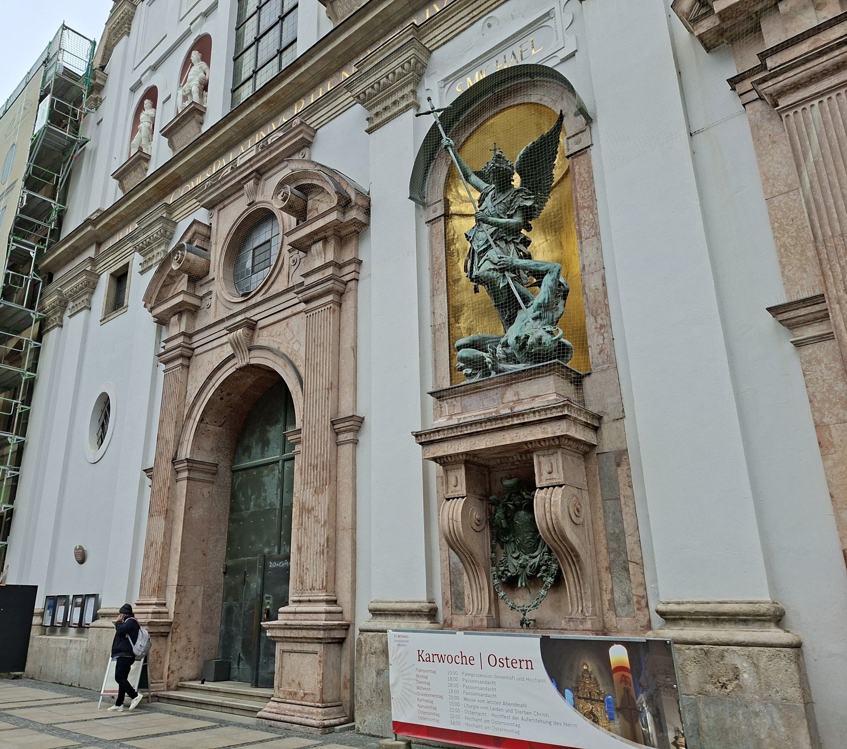 Obrázky z neněmeckého Mnichova a Kostel sv. Michaela s úžasnou fasádou