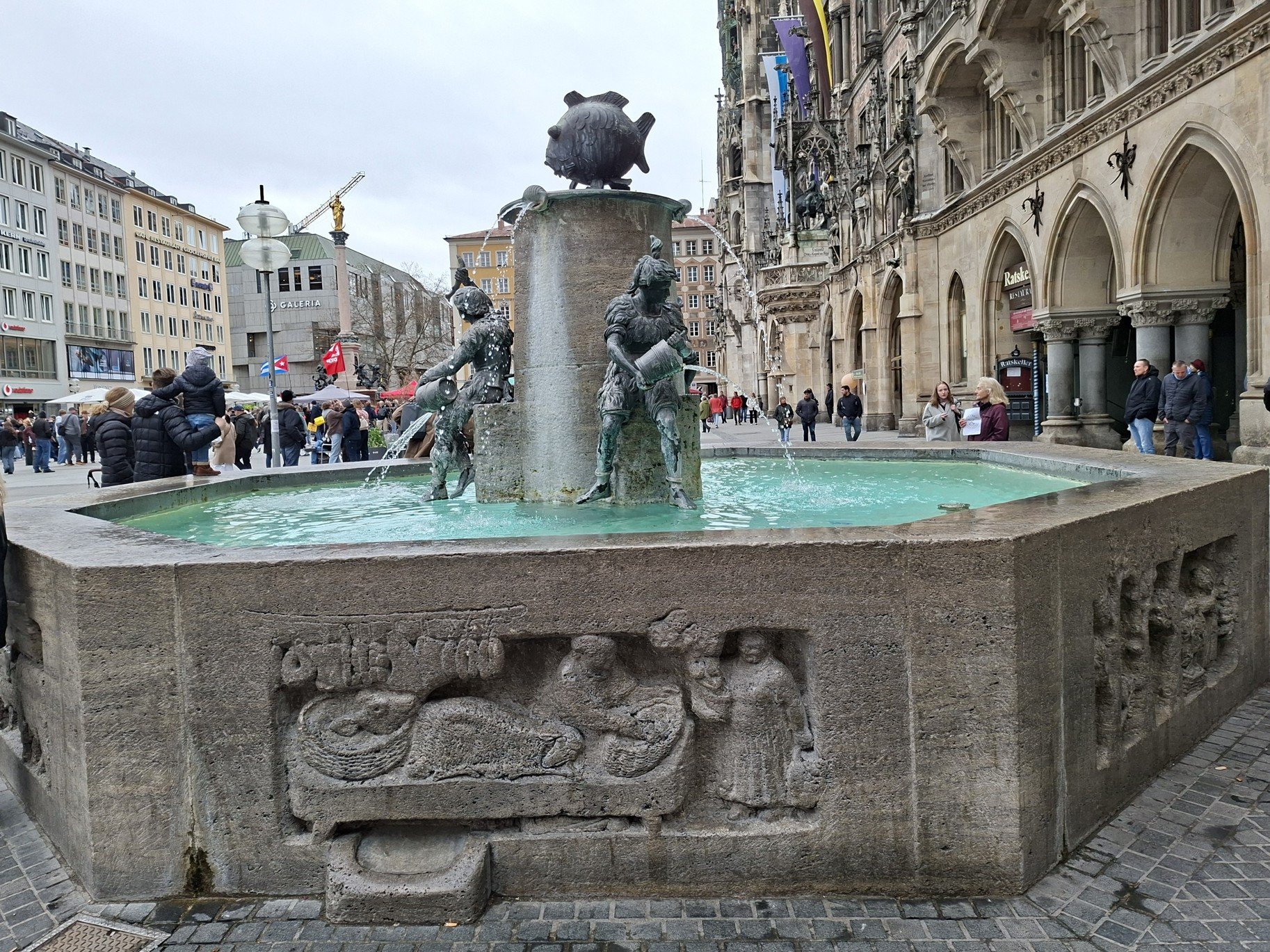 Obrázky z neněmeckého Mnichova a rybí kašna