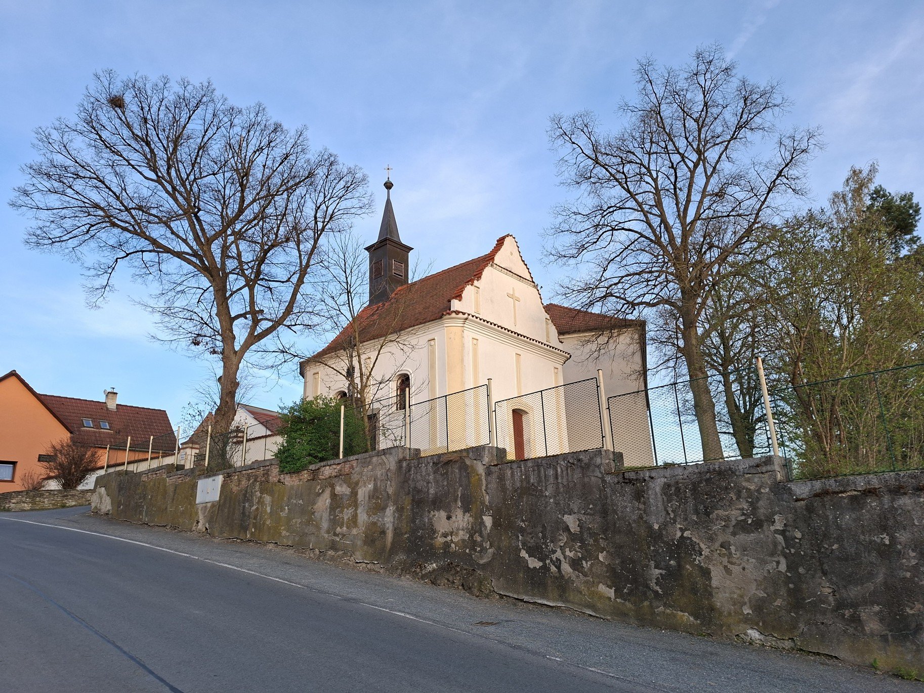 Kaple sv. Aloise v obci Žichovice