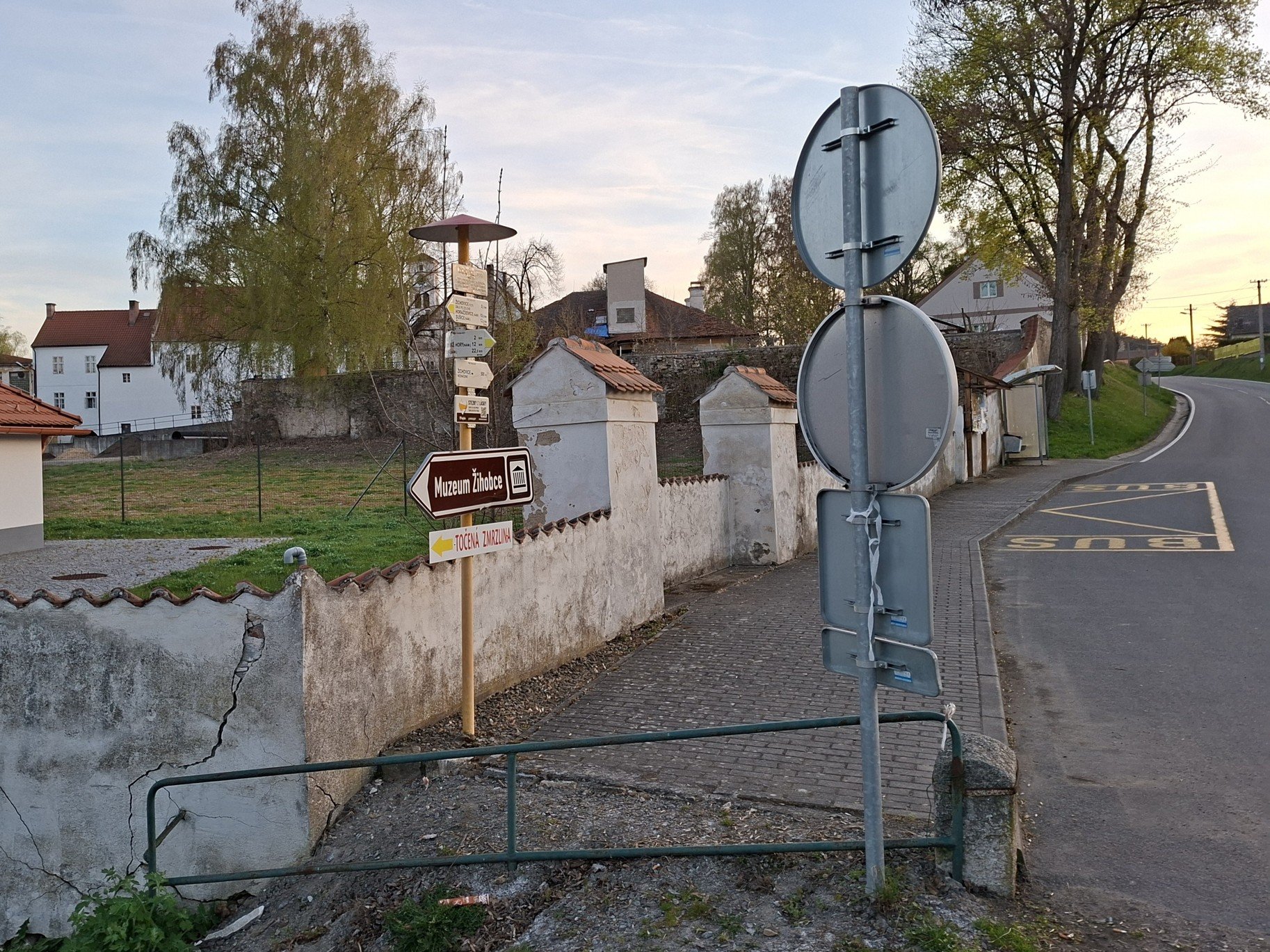 Turistický ukazatel (u zámku) v obci Žichovice
