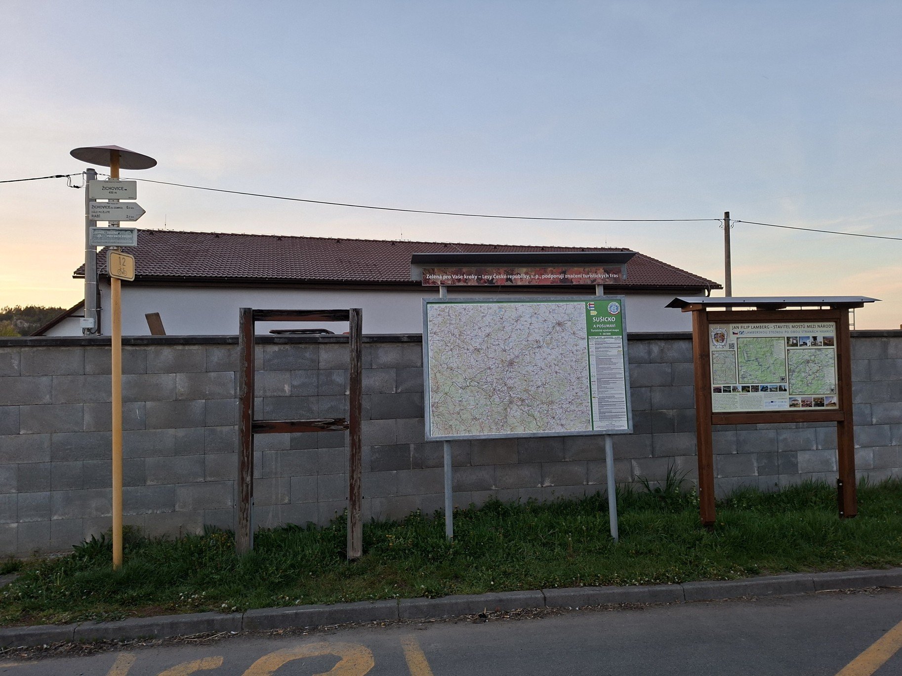 Turistický ukazatel (450 m) v obci Žichovice