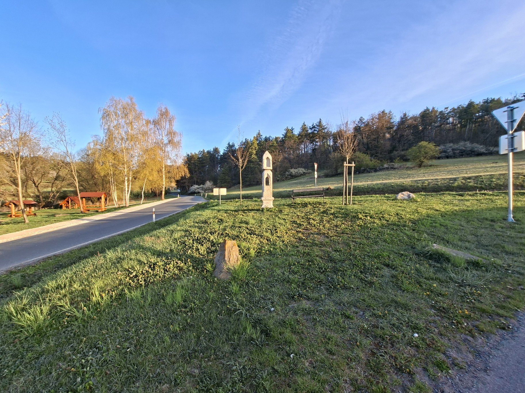 Kamenná zvonička pod hradem Rábí