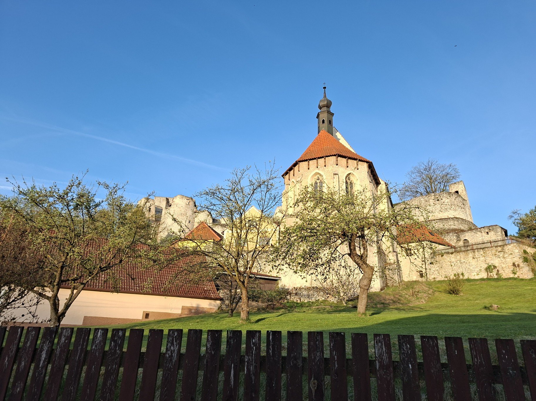 Kostel Nejsvětější Trojice v obci Rábí