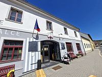 Místní minipivovar nabízí klasické spodně kvašené pivo nebo svrchně kvašený speciál.