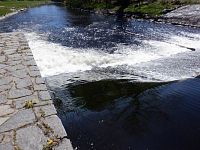 Píší, že je za velké vody nebezpečný. Pod jezem vzniká válec. Ale dnes?